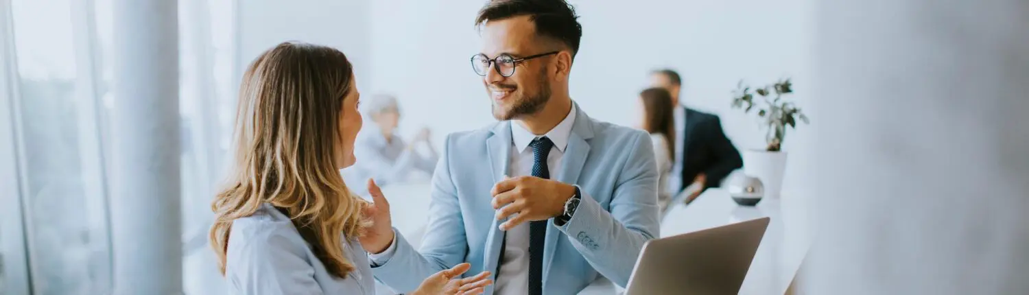 deux commercials parlant ensemble du bts ndrc exxea afin de devenir commercial