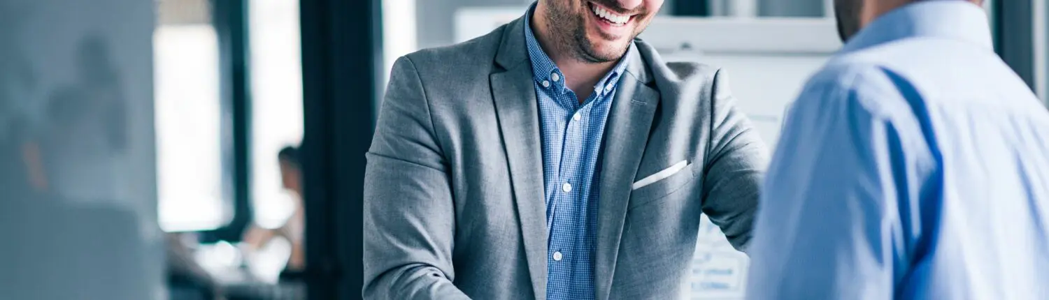 deux commercials parlant ensemble de la formation chargé de développement marketing et commercial exxea afin de devenir commercial