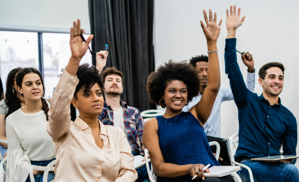 Reunion d'une formation professionelle, les participants lèvent la main