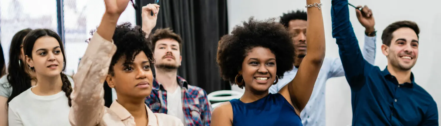 Groupe de personne à une réunion professionelle Reunion d'une formation professionelle, les participants lèvent la main