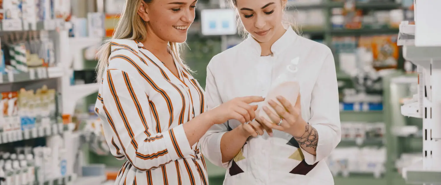 conseil vendeur parapharmacie avec une cliente conseiller de vente parapharmacie avec une cliente dans un secteur dynamique