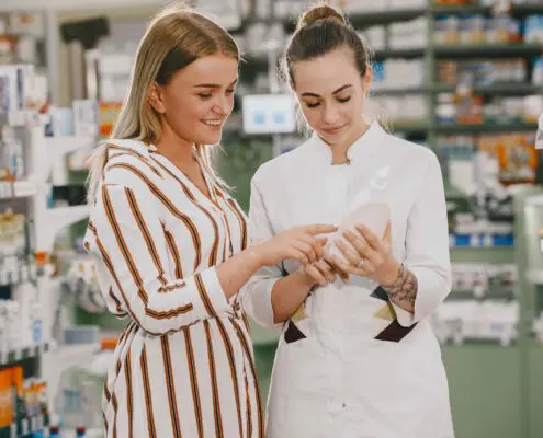 conseiller de vente parapharmacie avec une cliente dans un secteur dynamique