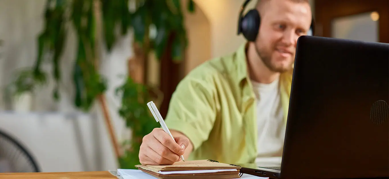 etudiant revisant formations en alternance et en e-learning web etudiant revisant formations e-learning en alternance