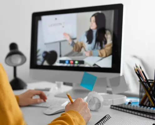 étudiante suivant formations en alternance et en e-learning