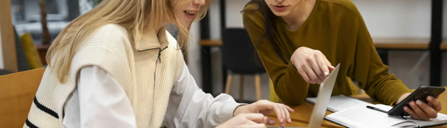 etudiantes travaillant etudiantes cherchant une alternance sur un ordinateur