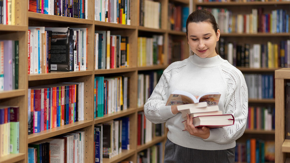 femme dans une bibliotheque