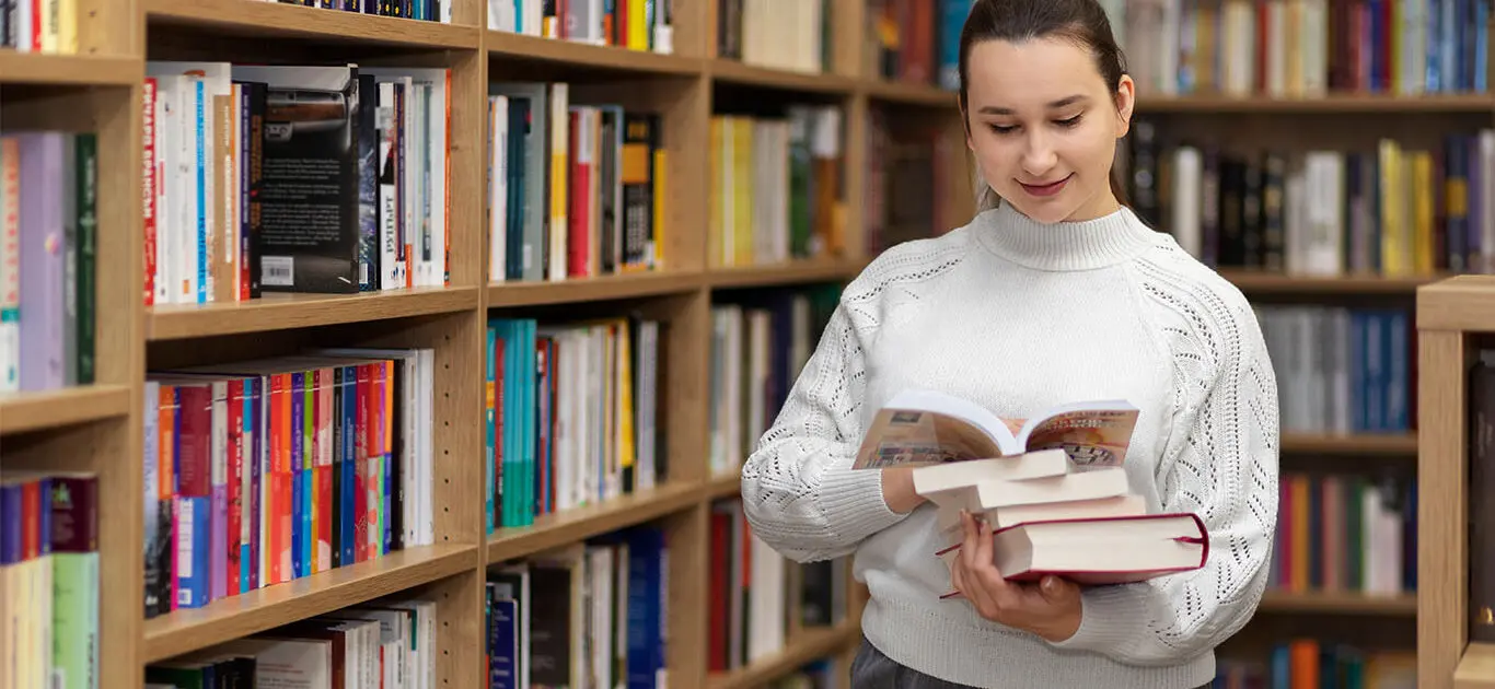 couverture article interview - femme dans une bibliotheque web femme dans une bibliotheque