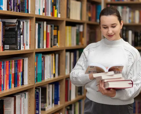 femme dans une bibliotheque