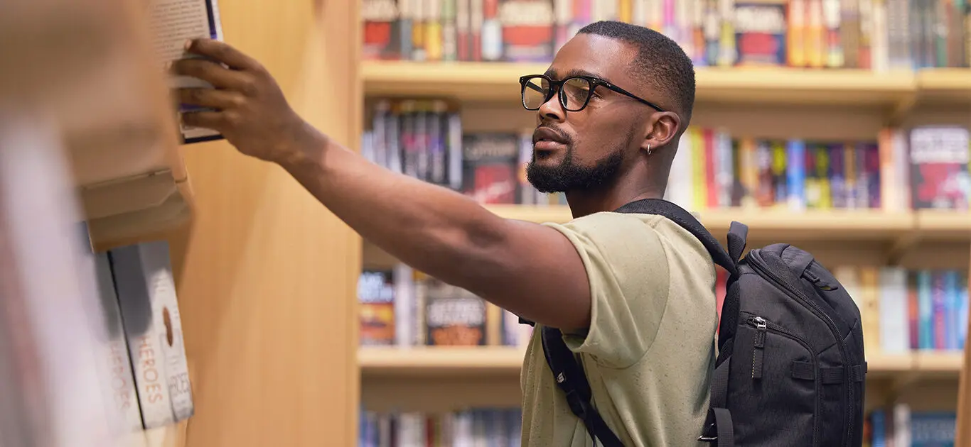 etudiant lisant métiers du livre web