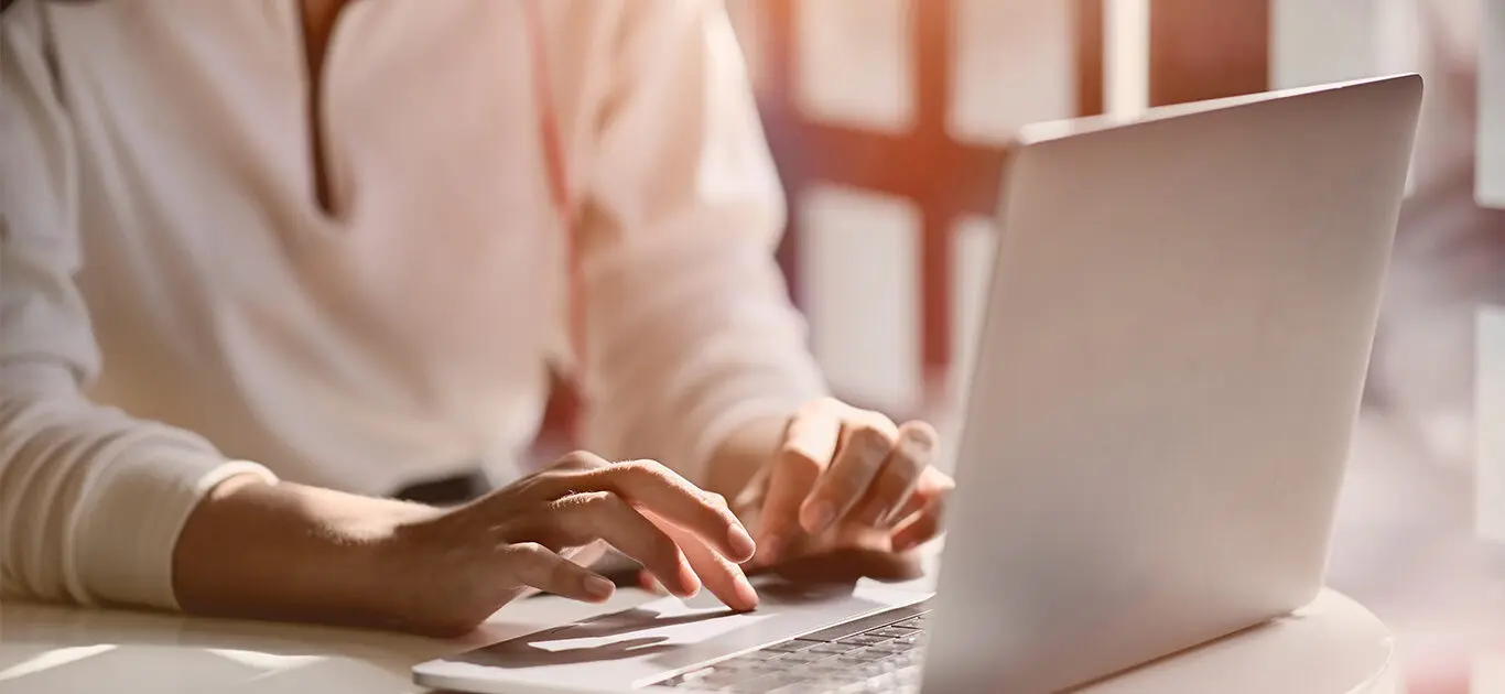 personne allant sur son compte personnel de formation web compte cpf