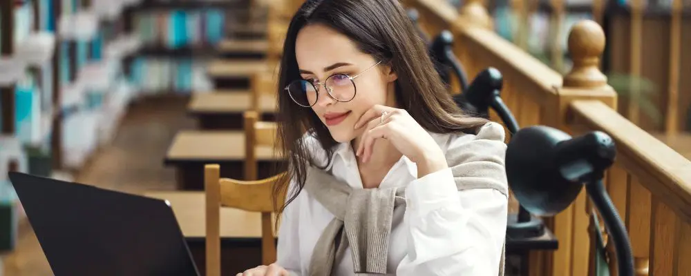 étudiante des métiers du livre travaillant à la bnf étudiante travaillant à la bibliothèque nationale de France sur des ressources accessibles gratuitement en ligne