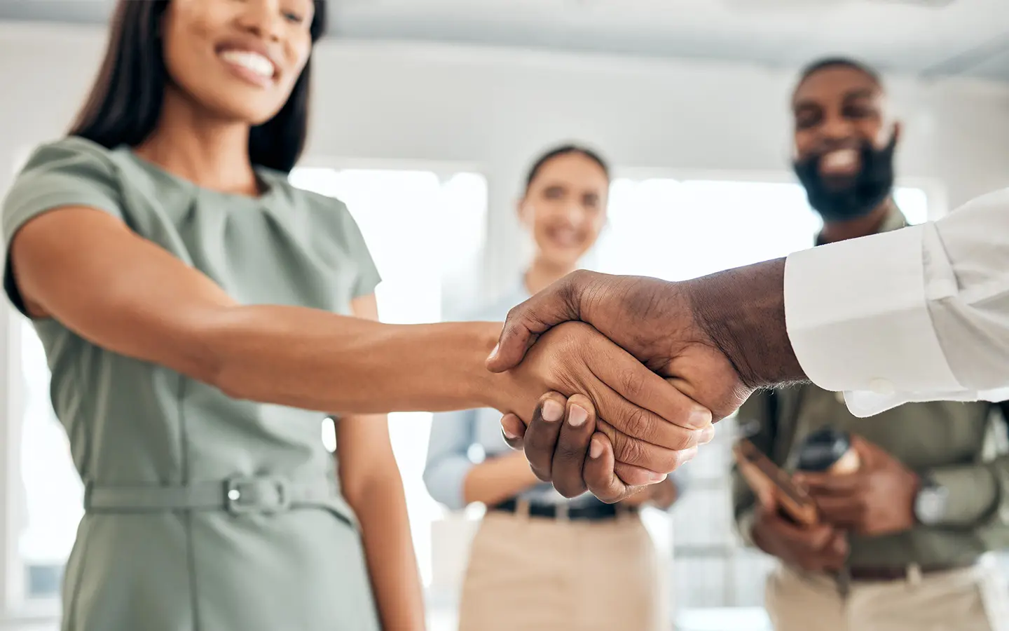 entretien d'embauche deux personnes se serrant la main web entretien d'embauche que faire avant
