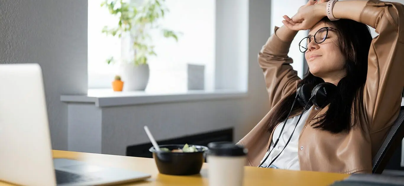 etudiante qui se detend avant stress examen web etudiante avant stress examen