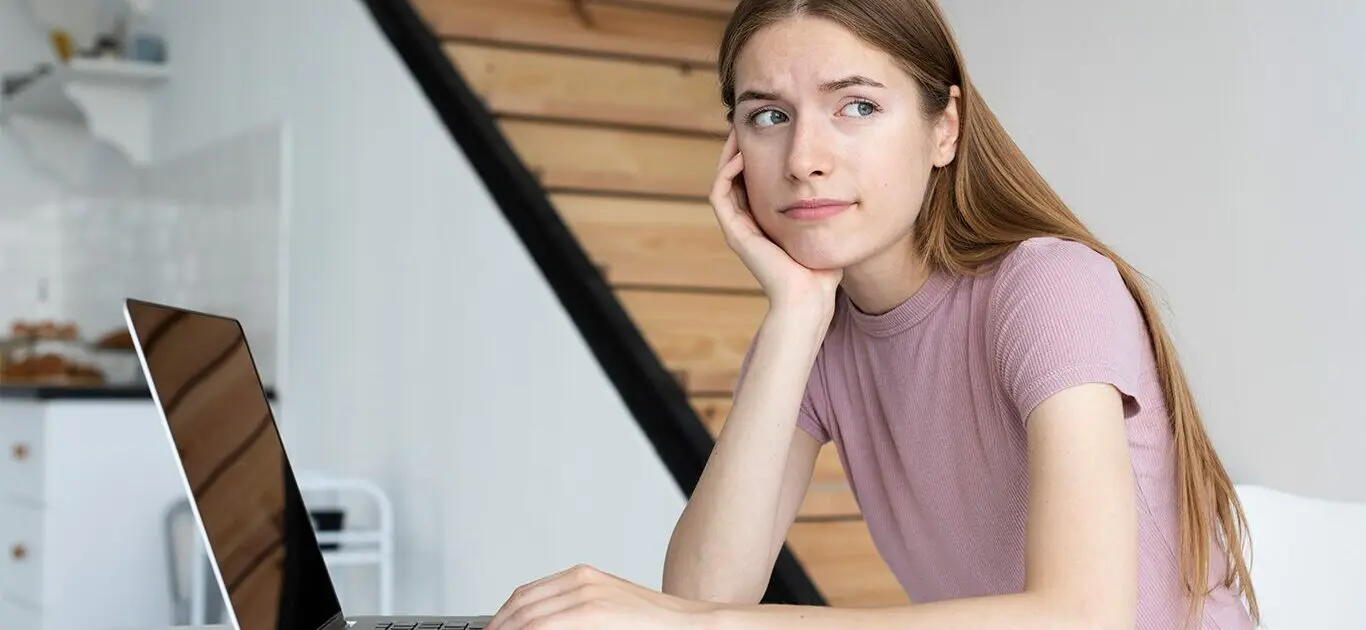 lyceenne reflechissant à parcoursup web lyceenne reflechissant à parcoursup