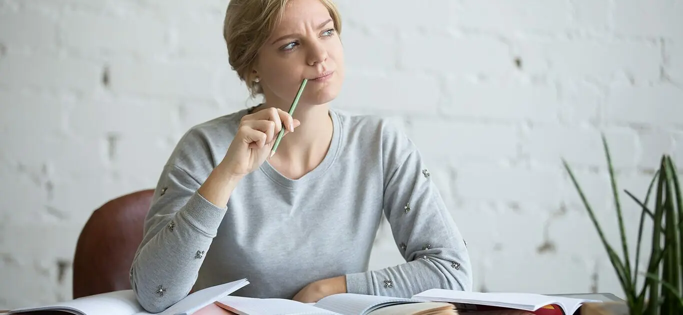 correcteur orthographe femme qui reflechit à son orthographe