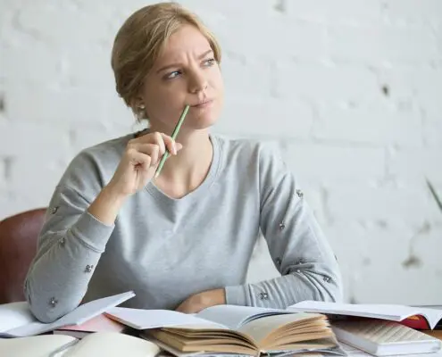 femme qui reflechit à son orthographe