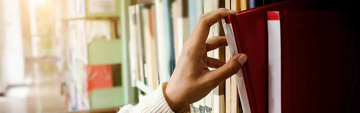 femme cherchant un livre