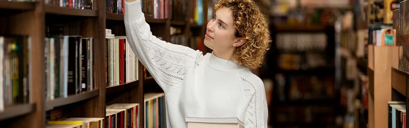 libraire rangeant des livres libraire rangeant des livres