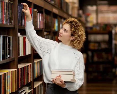 libraire rangeant des livres