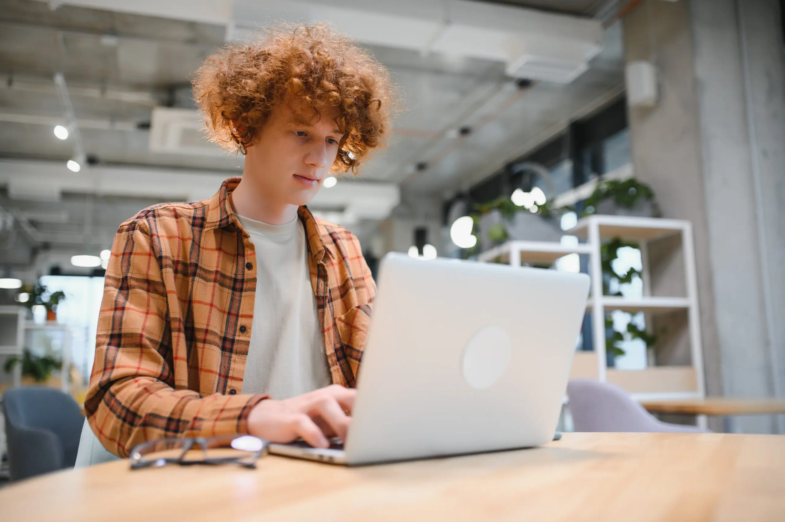 Stylish male freelancer working on new startup project making internet researchers analyzing data using laptop etudiant en BTS Edition