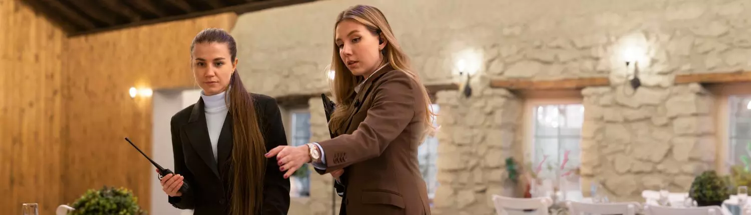 chargé d'évènementiel bandeau personne qui parle avec les mains à une audience