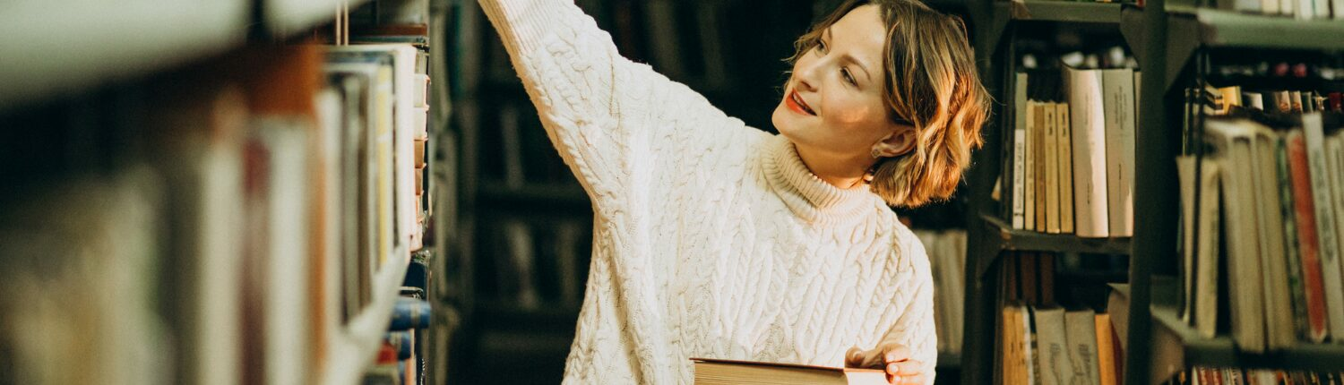 bibliothécaire avec des livres dans un rayon