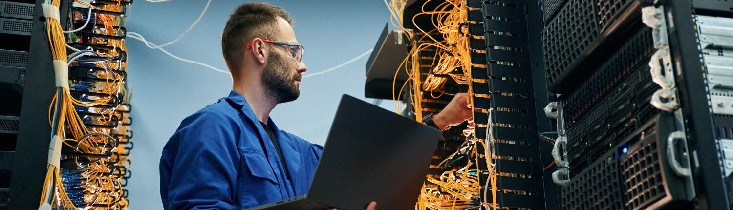technicien informatique avec centre de donnée
