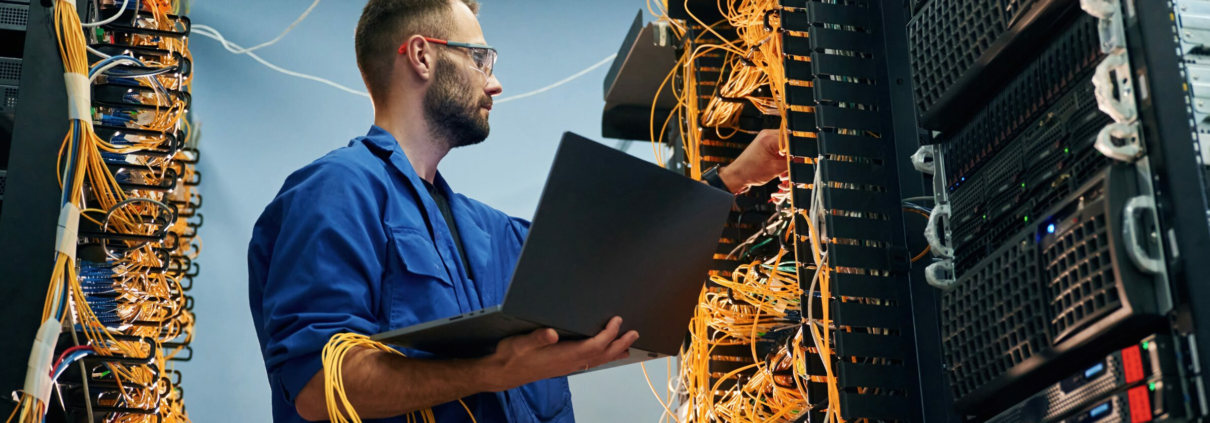 technicien informatique avec centre de donnée