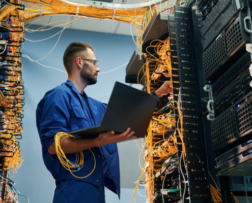 technicien informatique avec centre de donnée