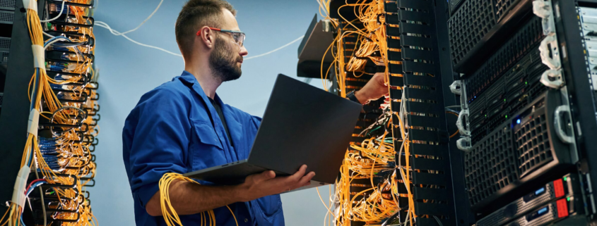 technicien informatique avec centre de donnée