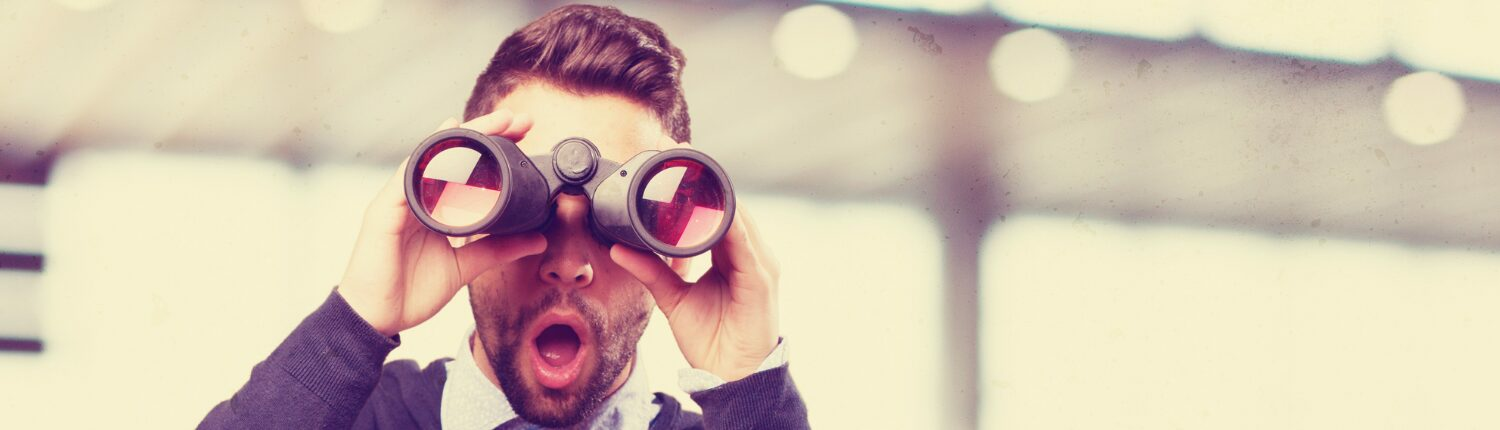 personne qui regarde vers le futurs